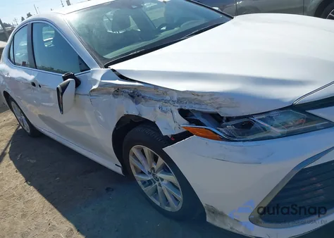 2022 Toyota Camry Le z USA, uszkodzony, nr VIN 4T1C11AK8NU682993